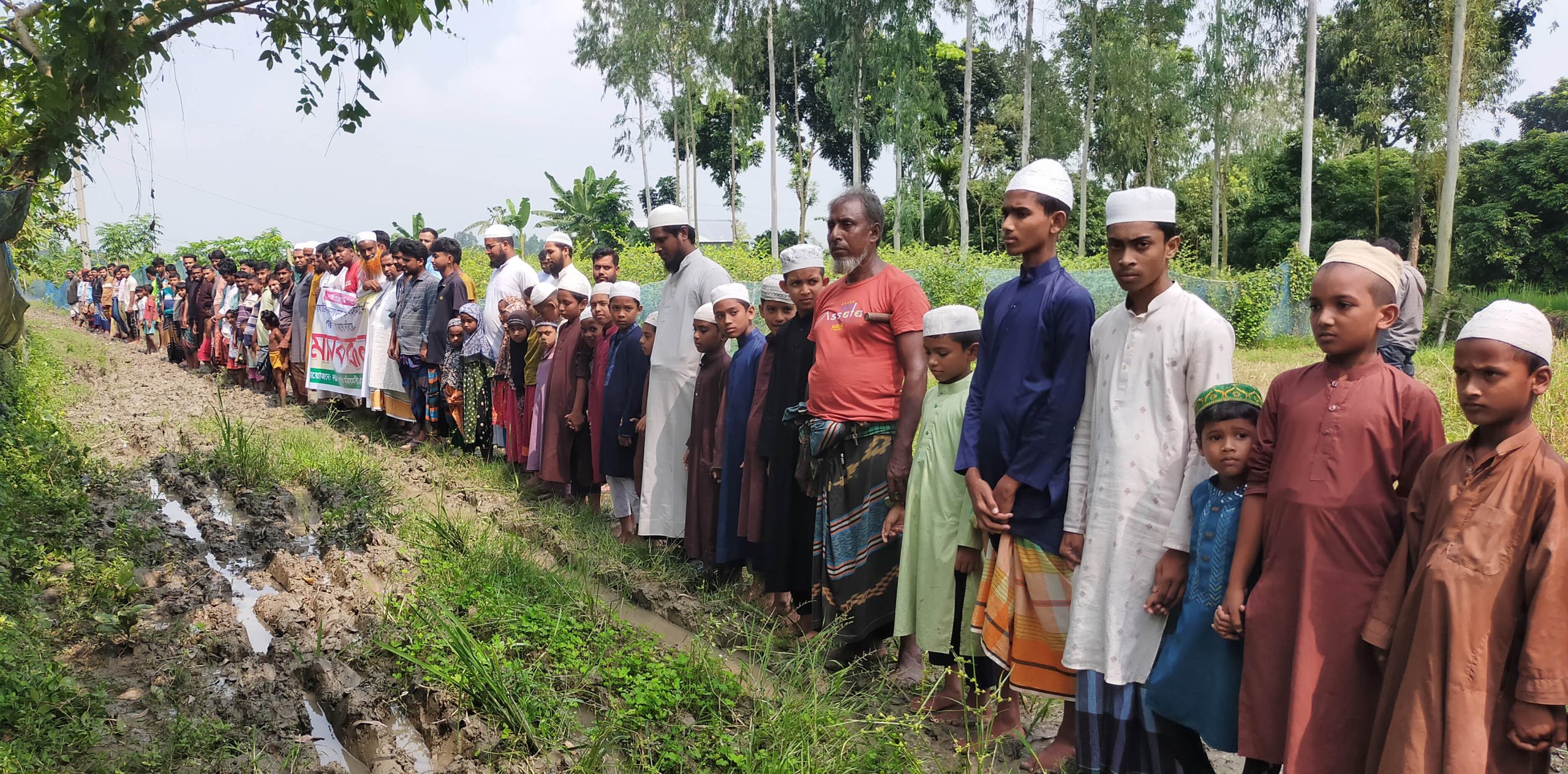 গুরুদাসপুরে কর্দমাক্ত রাস্তা পাকাকরনের দাবি এলাকাবাসীর