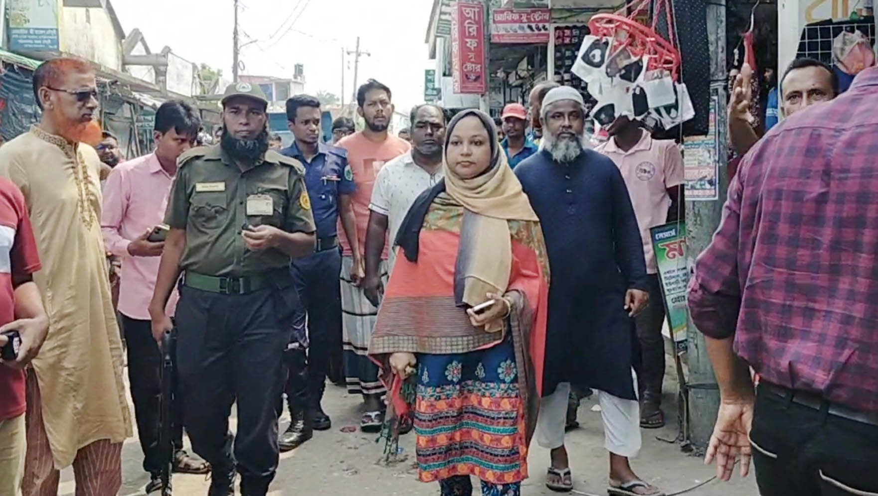 গুরুদাসপুরের চাঁচকৈড় বাজারে রাস্তা ও ফুটপাত দখলমুক্তে উচ্ছেদ অভিযান
