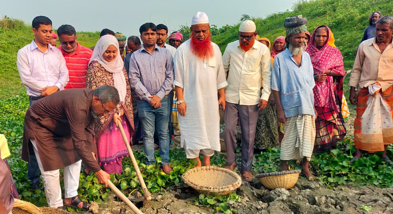 গুরুদাসপুরে খাল খনন কাজের উদ্বোধন