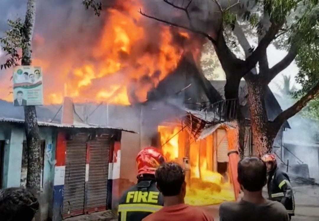 গুরুদাসপুরে আগুনে পুড়লো পেট্রোল পাম্প,দোকান ও বসতবাড়ি