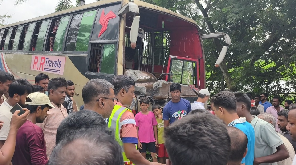 গুরুদাসপুরে বাস-নছিমন সংঘর্ষে সহদরসহ নিহত-৩ আহত ৪