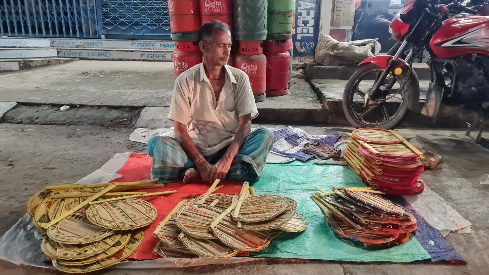 ভ্যাপসা গরম-তীব্র লোডসেডিংয়ে বেড়েছে তালপাখার দাম ও কদর