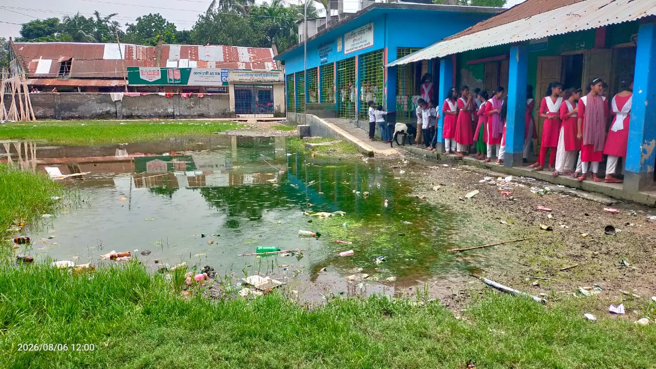 গুরুদাসপুরে স্কুল মাঠে কাদা-জল বন্ধ শিক্ষার্থীদের খেলাধুলা সমাবেশ