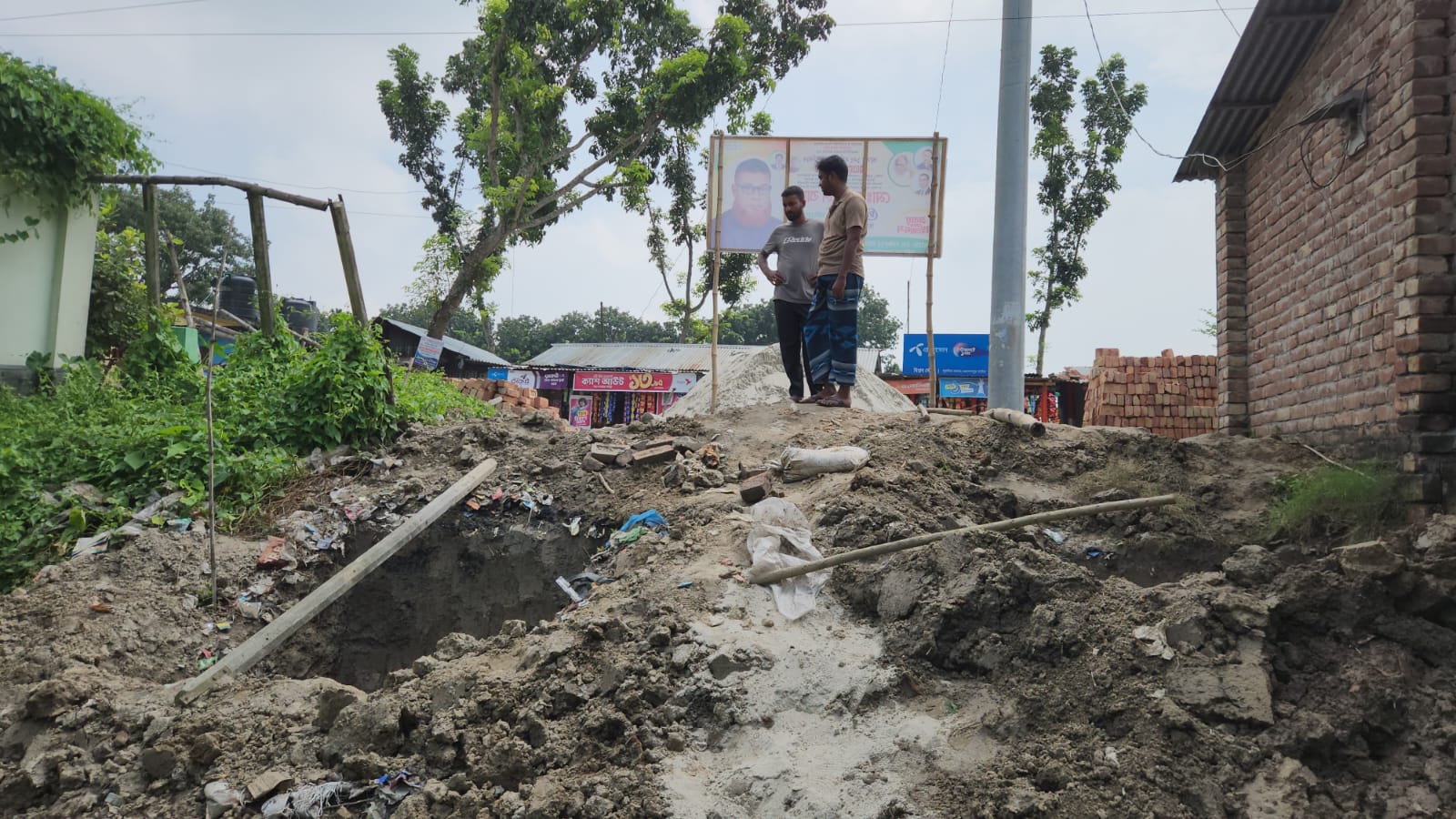 গুরুদাসপুরে হাটের সরকারি জায়গা দখল করে দোকানঘর নির্মাণের অভিযোগ