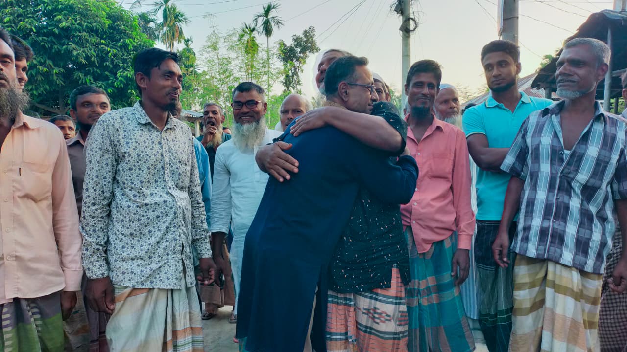 গুরুদাসপুরের নাজিরপুরে চেয়ারম্যান প্রার্থী মুক্তার গণসংযোগ