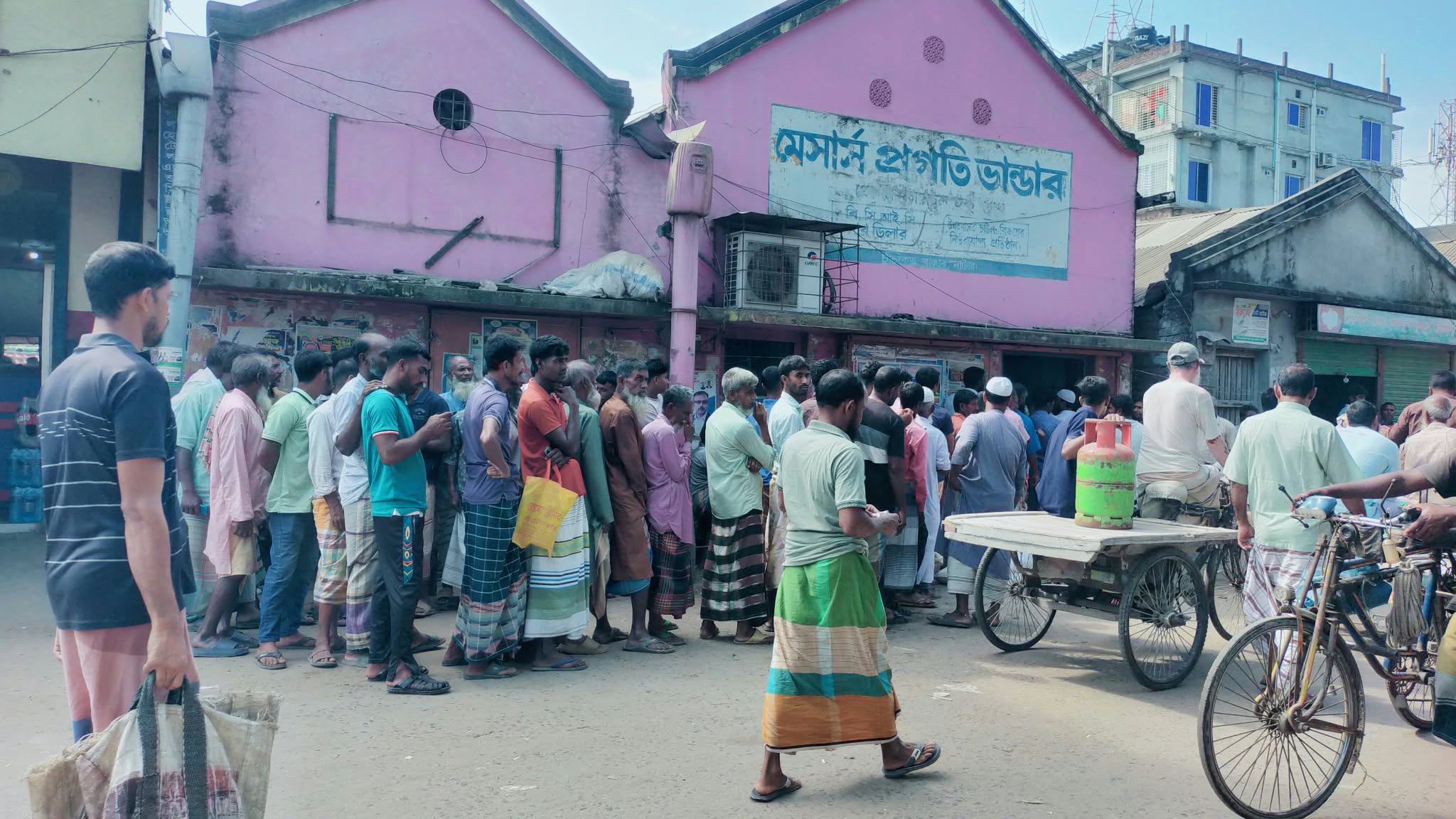 গুরুদাসপুরে সারের জন্য কৃষকদের হাহাকার,সংকট নেই বলছে কৃষি বিভাগ